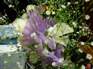 彼のお母さんよりのお花。照れていましたが、彼はとても喜んでいました!
